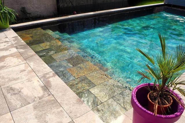 Piscine recouverte d’une pierre naturelle Quartzite de Java