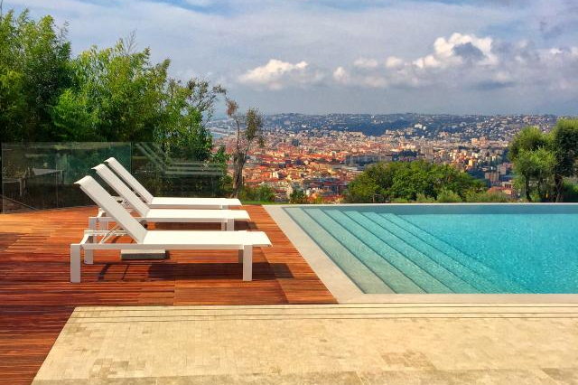 Piscine miroir à débordement avec escalier toute largeur