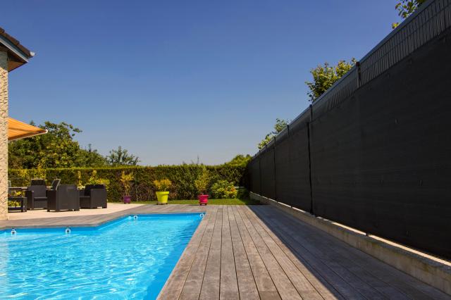 Piscine en béton armé recouverte d’un liner bleu