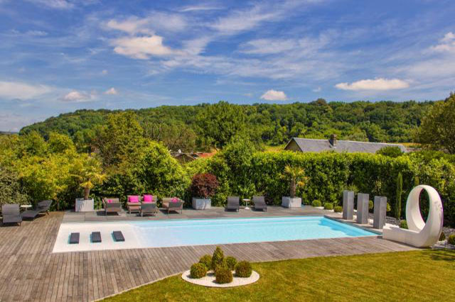 Piscine avec banquettes immergées en granit noir flammé