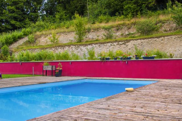 Piscine avec  plages sont en épicéa