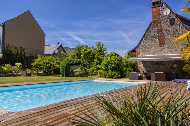 Piscine avec escalier toute largeur et plages en épicéa