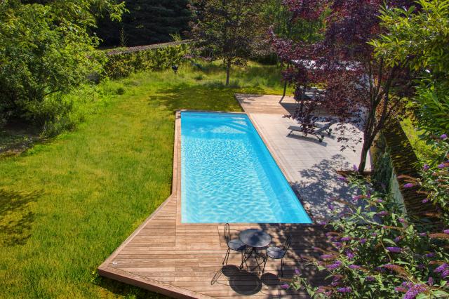 Piscine avec plages en frêne thermo-modifié